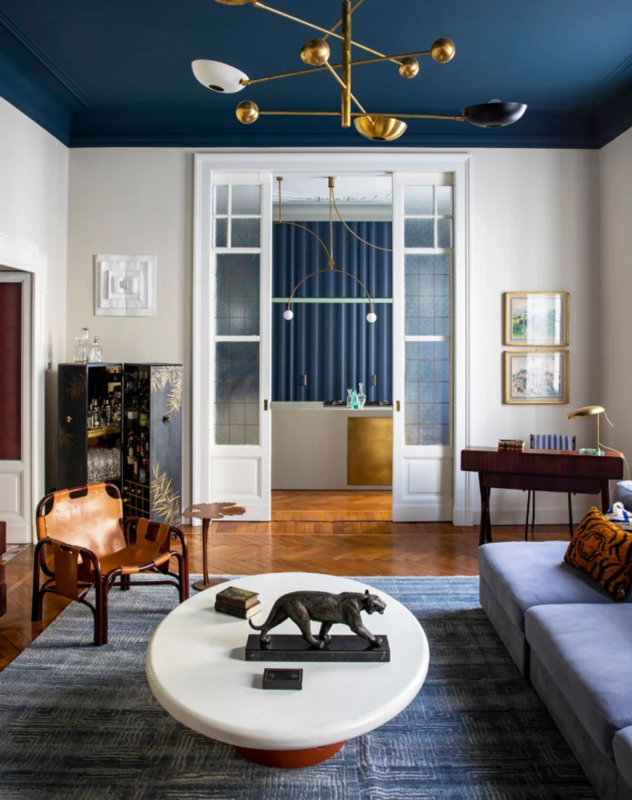 гостиная с голубым потолком