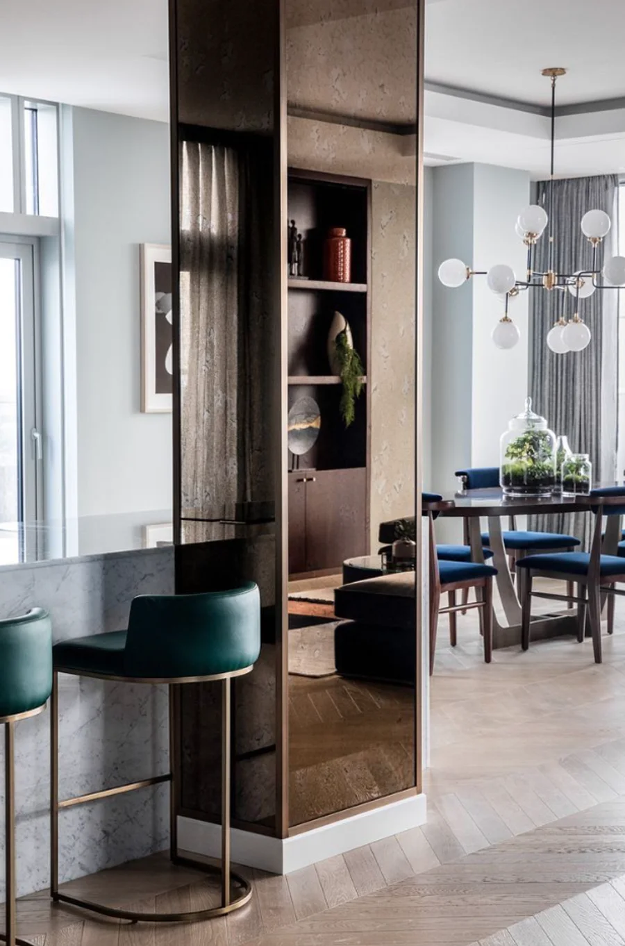 колонна с навесными зеркалами