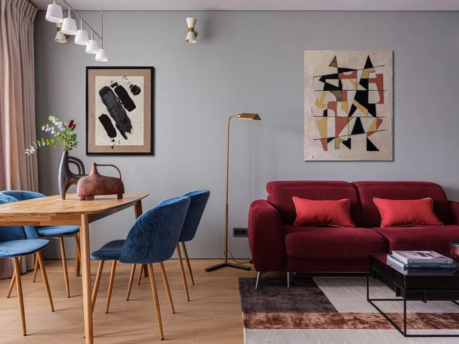 Гостиная с красным диваном