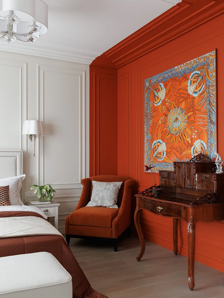 Спальня с оранжевой стеной