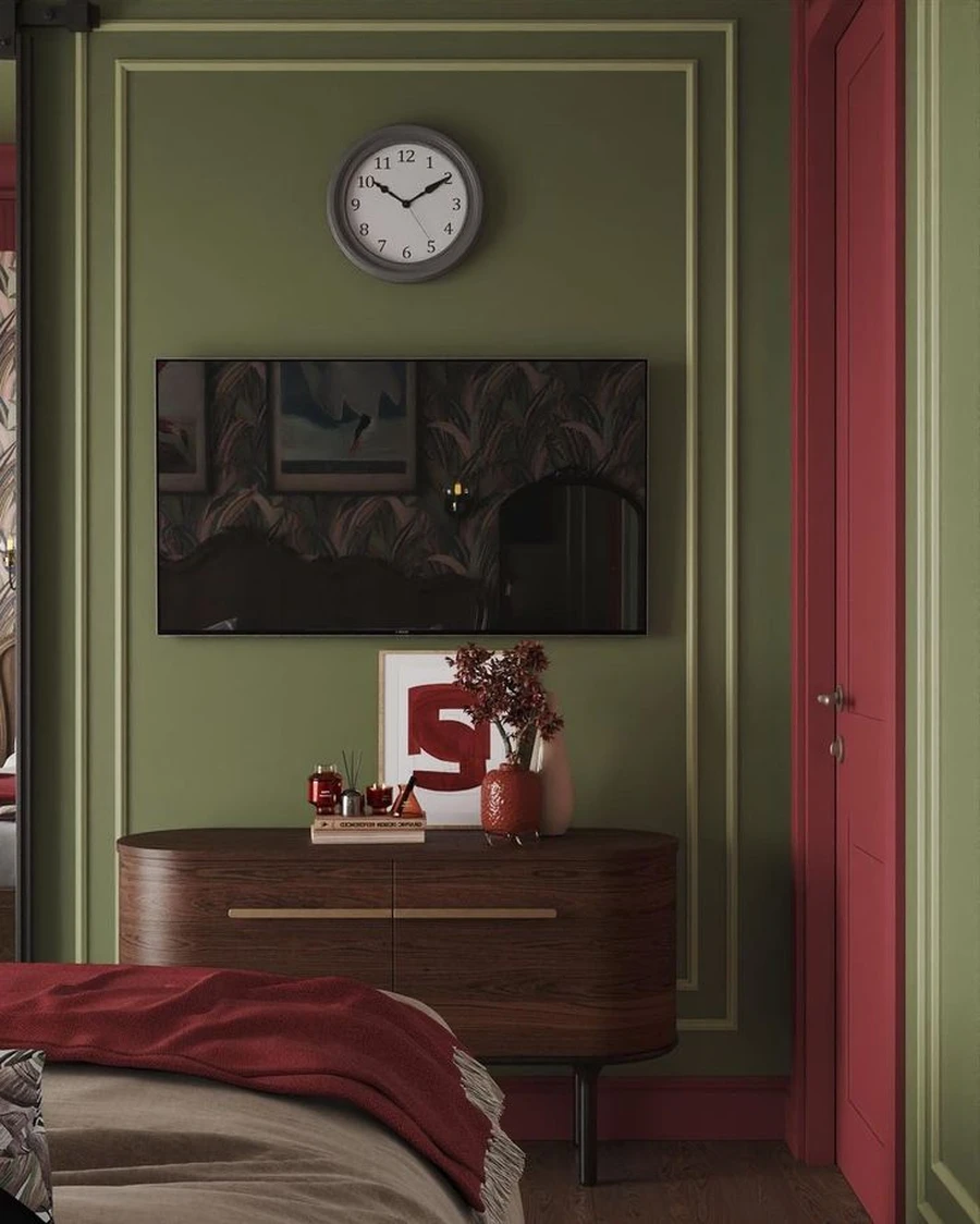 Спальня с красной дверью