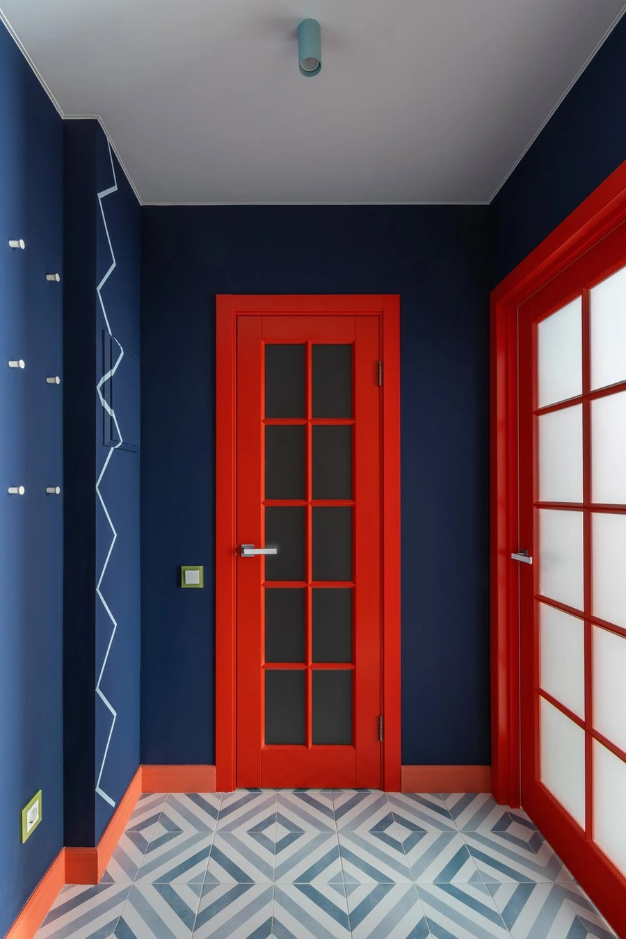Яркий коридор с синими стенами и красными дверьми