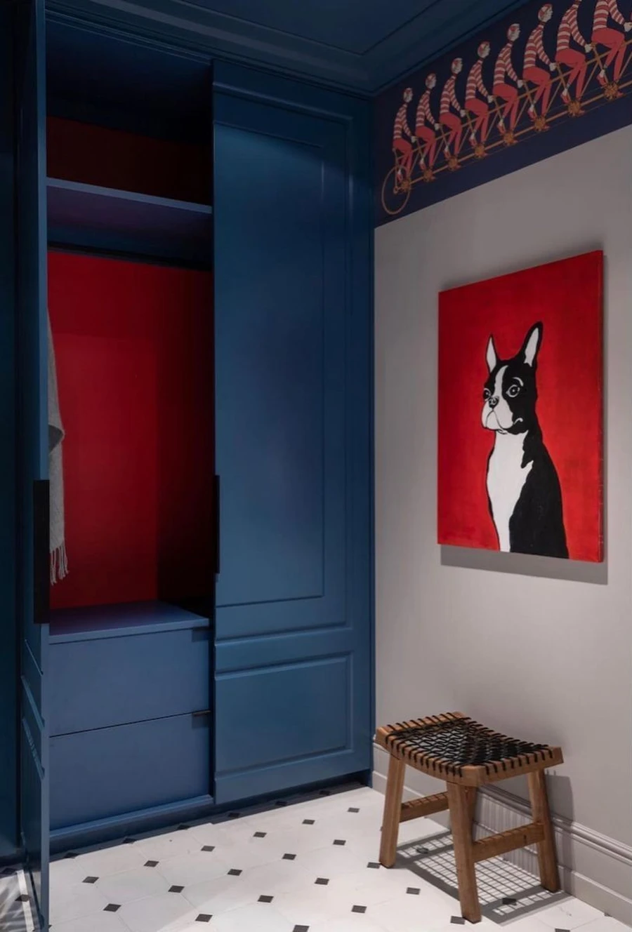 Прихожая в сине-красных оттенках