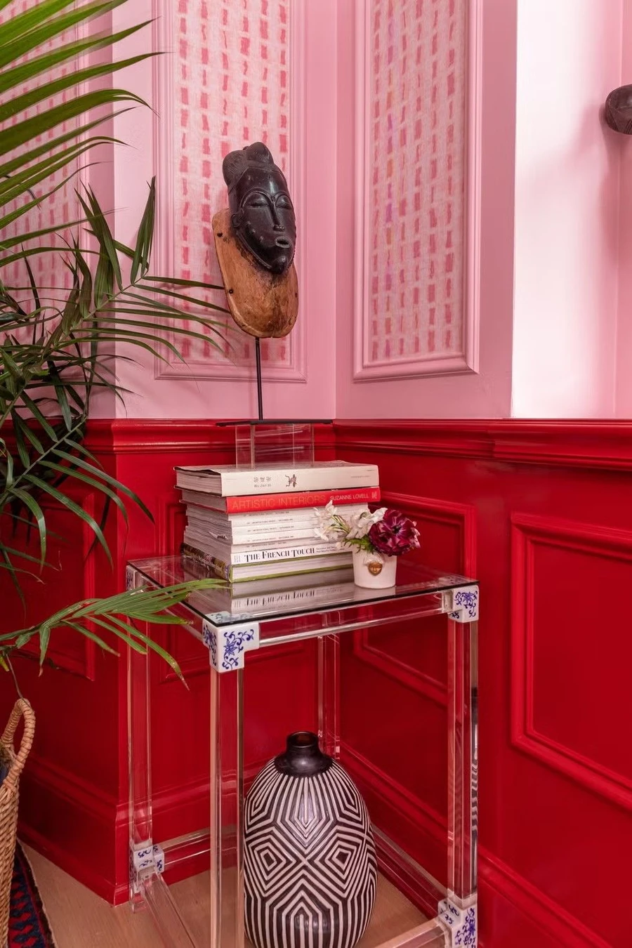 Прихожая с красно-розовыми стенами