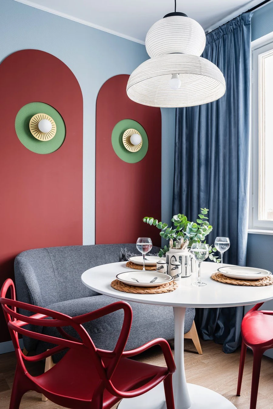 Обеденная зона с красными стульями в интерьере