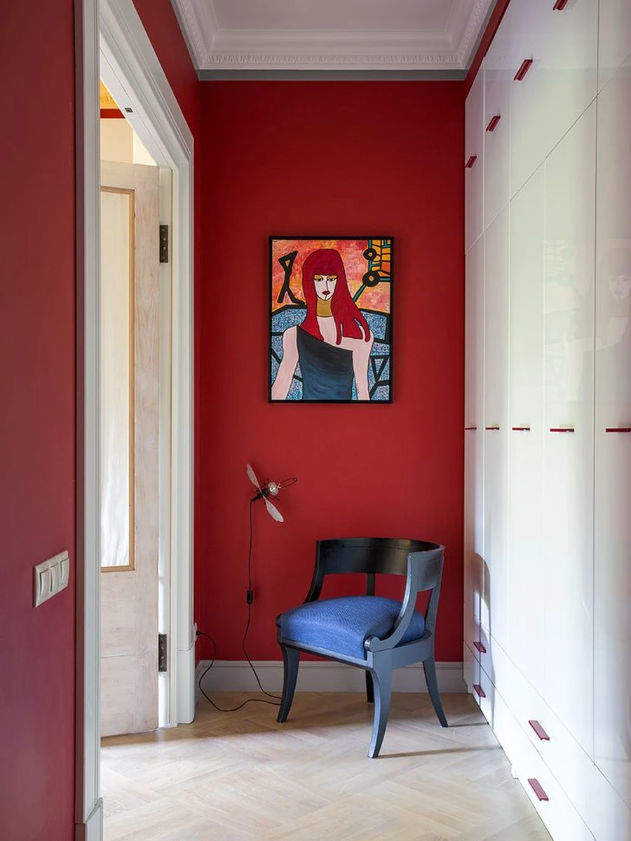 Красный коридор с белым шкафом