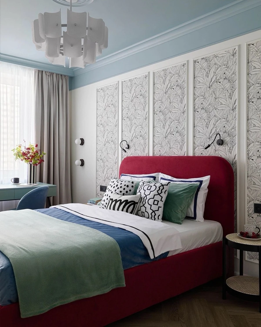 Дизайн спальни с карминовой кроватью