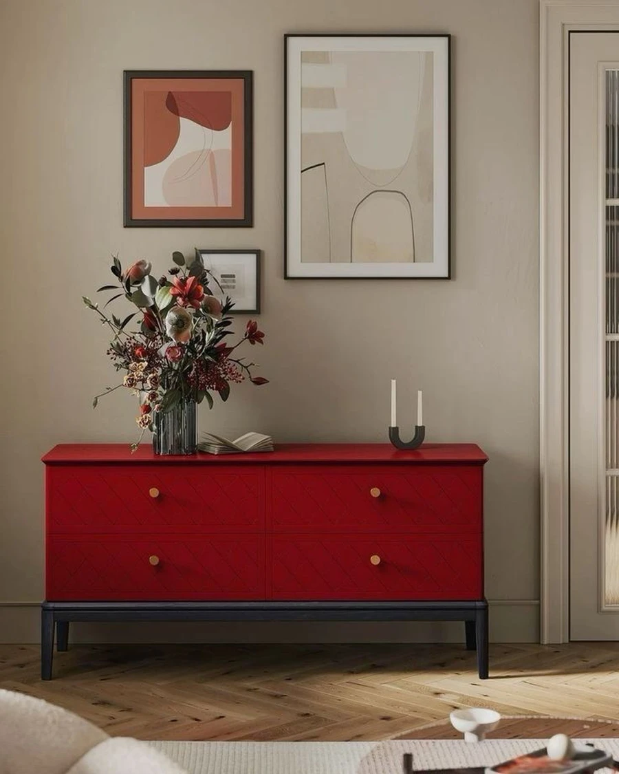 Дизайн гостиной с красным комодом