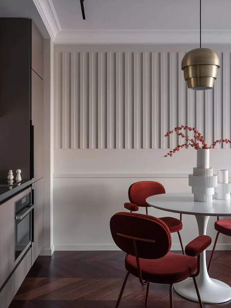 Кухня+столовая в светлых оттенках с красными стульями