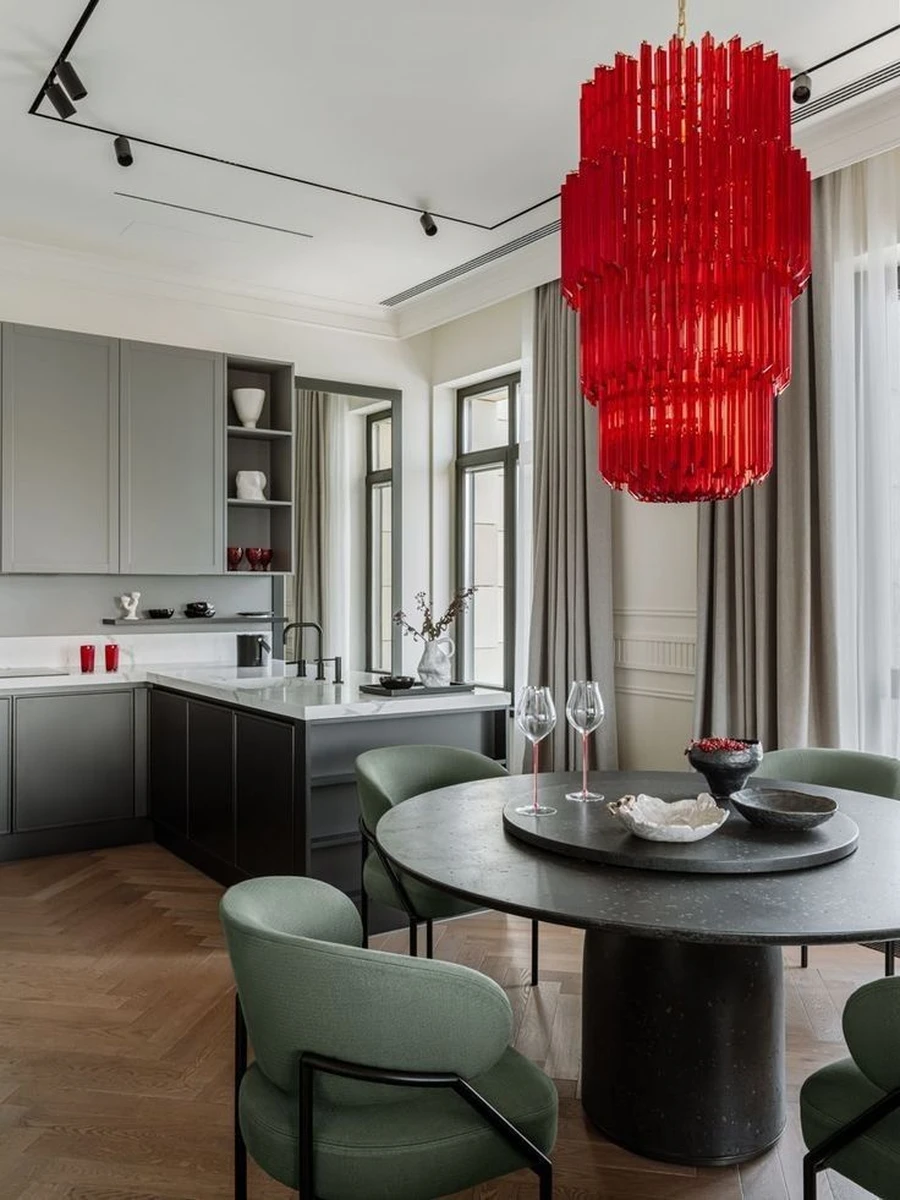 Просторная кухня с красной акцентной люстрой
