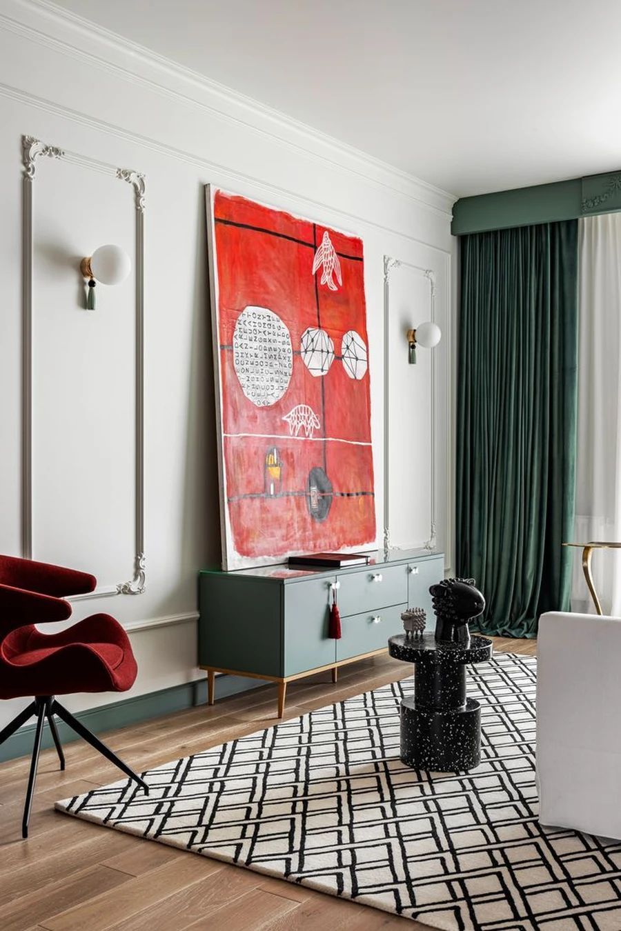 Гостиная с картиной красных цветов