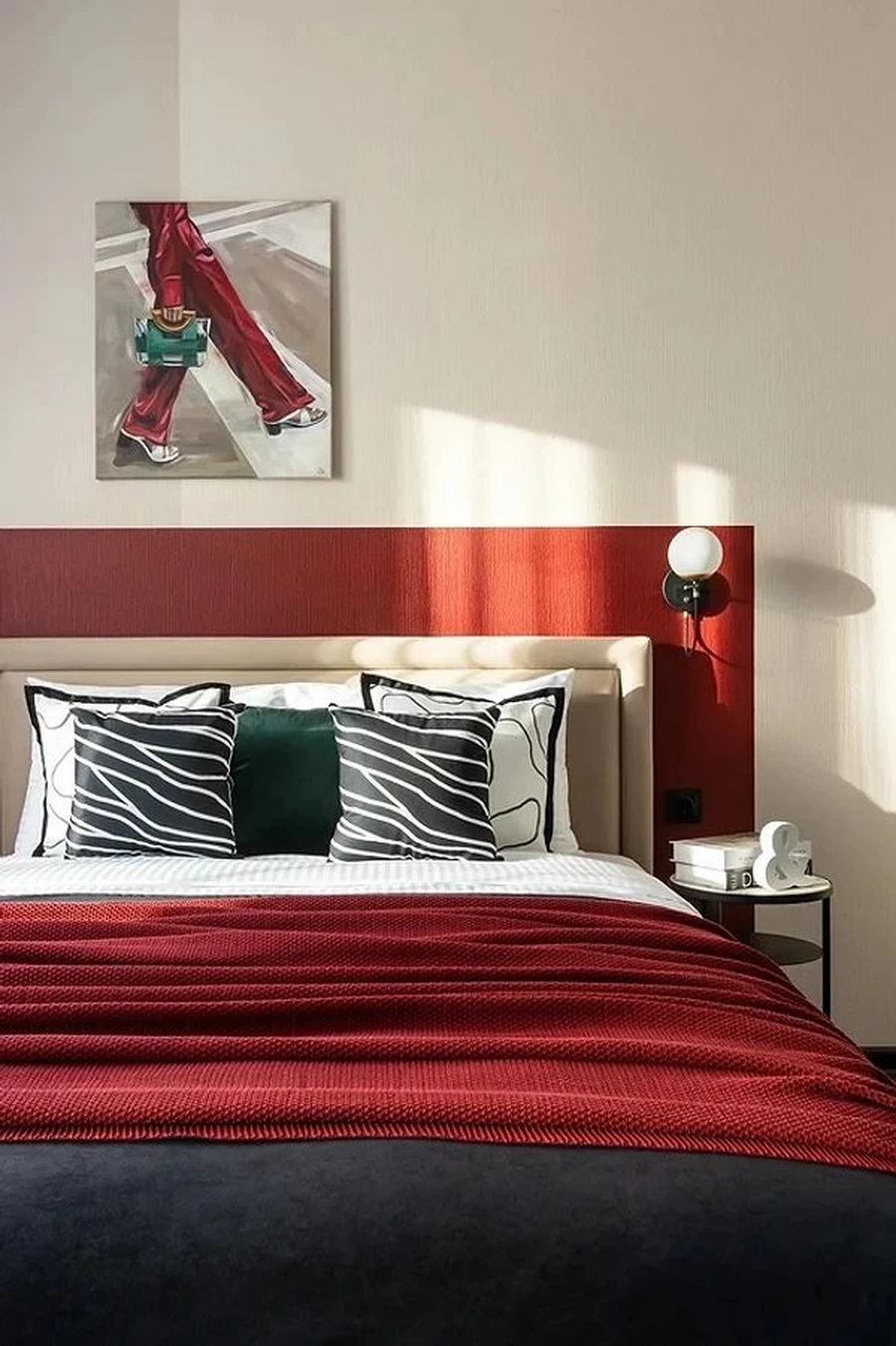 Дизайн спальни в современном стиле с красными акцентами