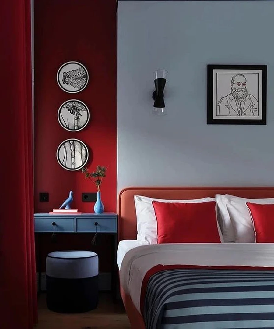 Спальня с голубыми стенами и красным декором