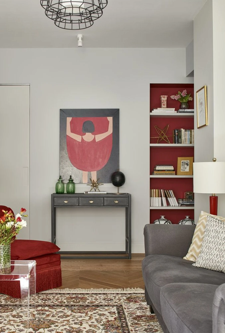 Гостиная с красными акцентами в декоре