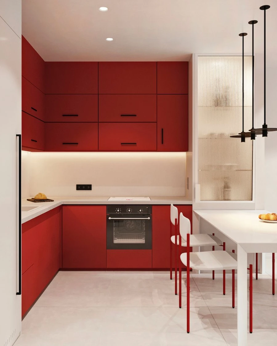 Светлая кухня с красным гарнитуром