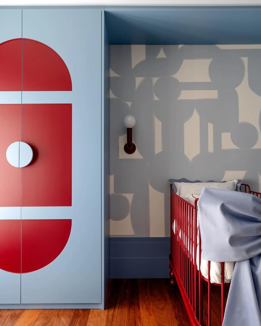 Детская комната в голубом цвете с красным декором