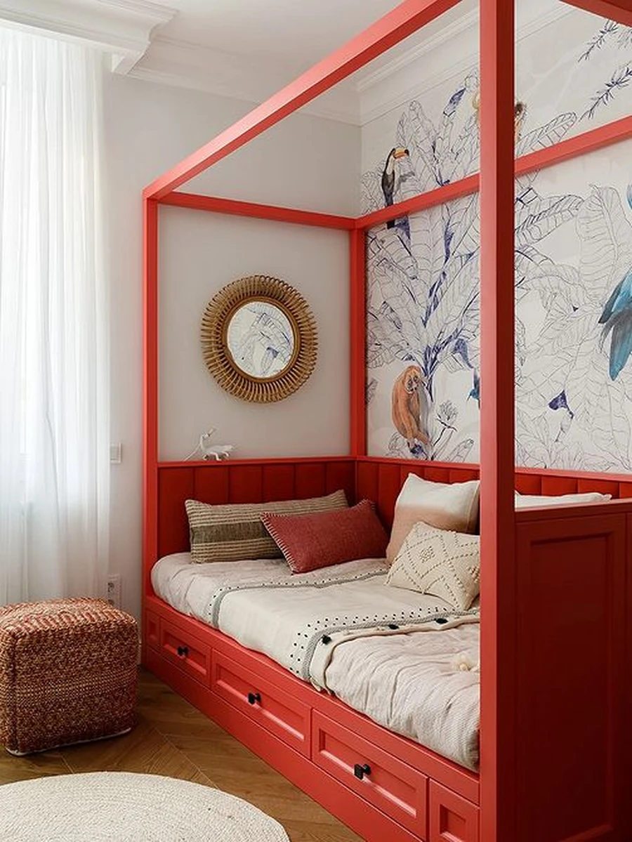 Детская кровать в морковном цвете