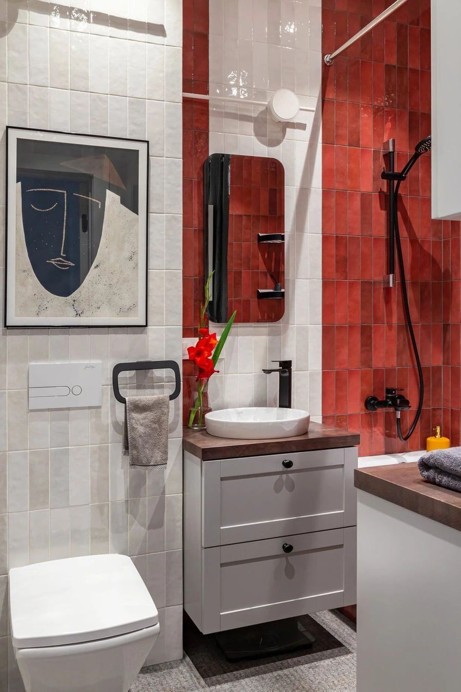 Дизайн ванной с красной плиткой