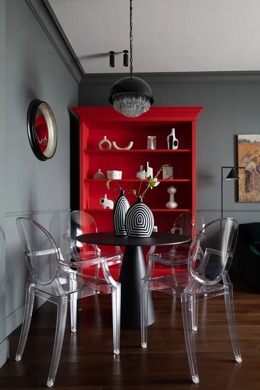 Обеденная зона с красным стеллажом