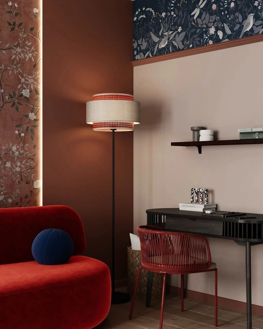 Рабочая зона с красными акцентами