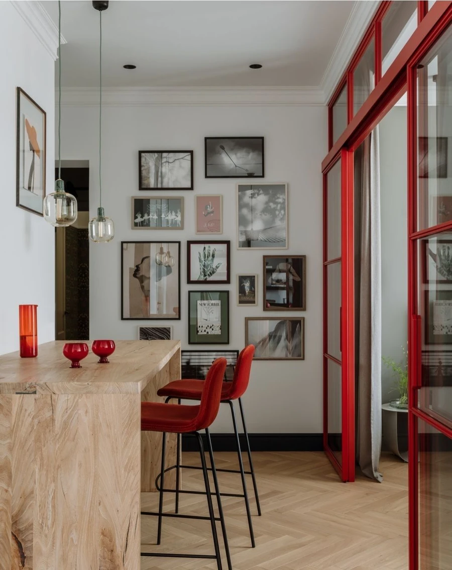 Коридор с красной дверью