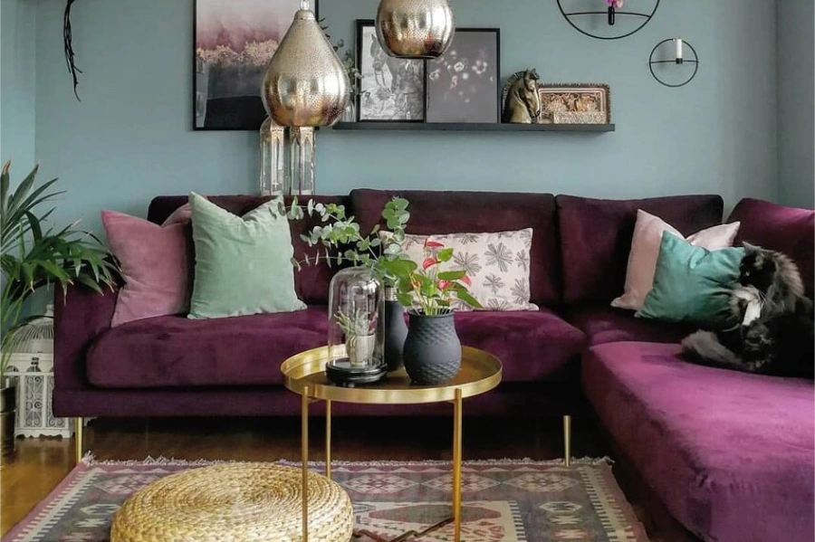 фиолетовый диван для гостиной